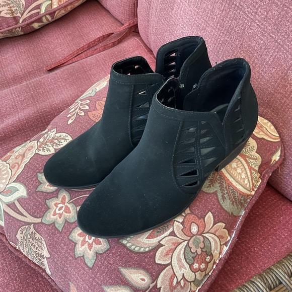 Soda black Perforated Cut Out Stacked Block Heel Shoes Ankle Booties 8.5 GUC - Picture 1 of 16